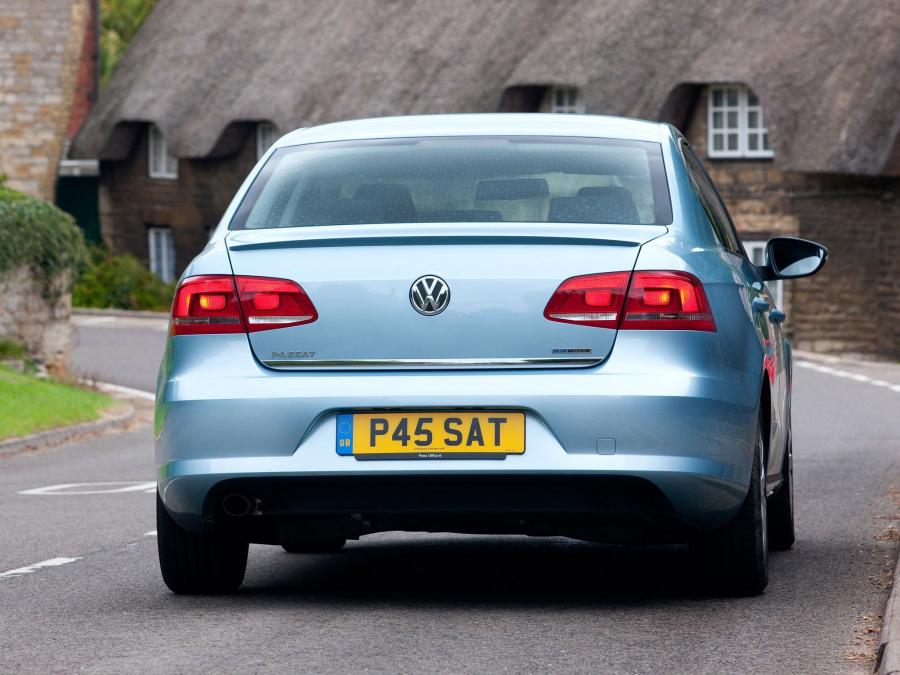  Volkswagen Passat BlueMotion 2010 года  (UK) (фото 4 из 15)